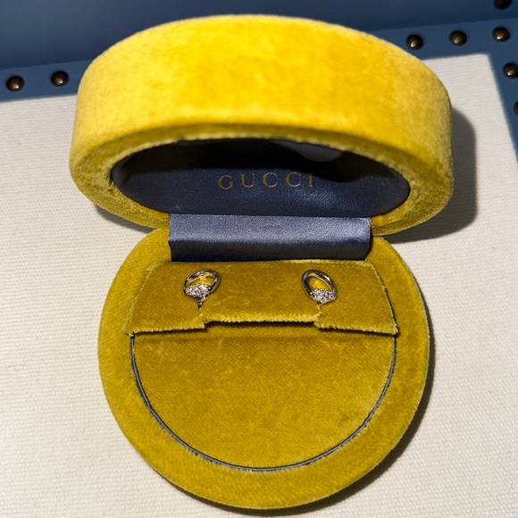 GUCCI HORSEBIT 18K WHITE GOLD DIAMOND STUD EARRINGS - Picture 2 of 8